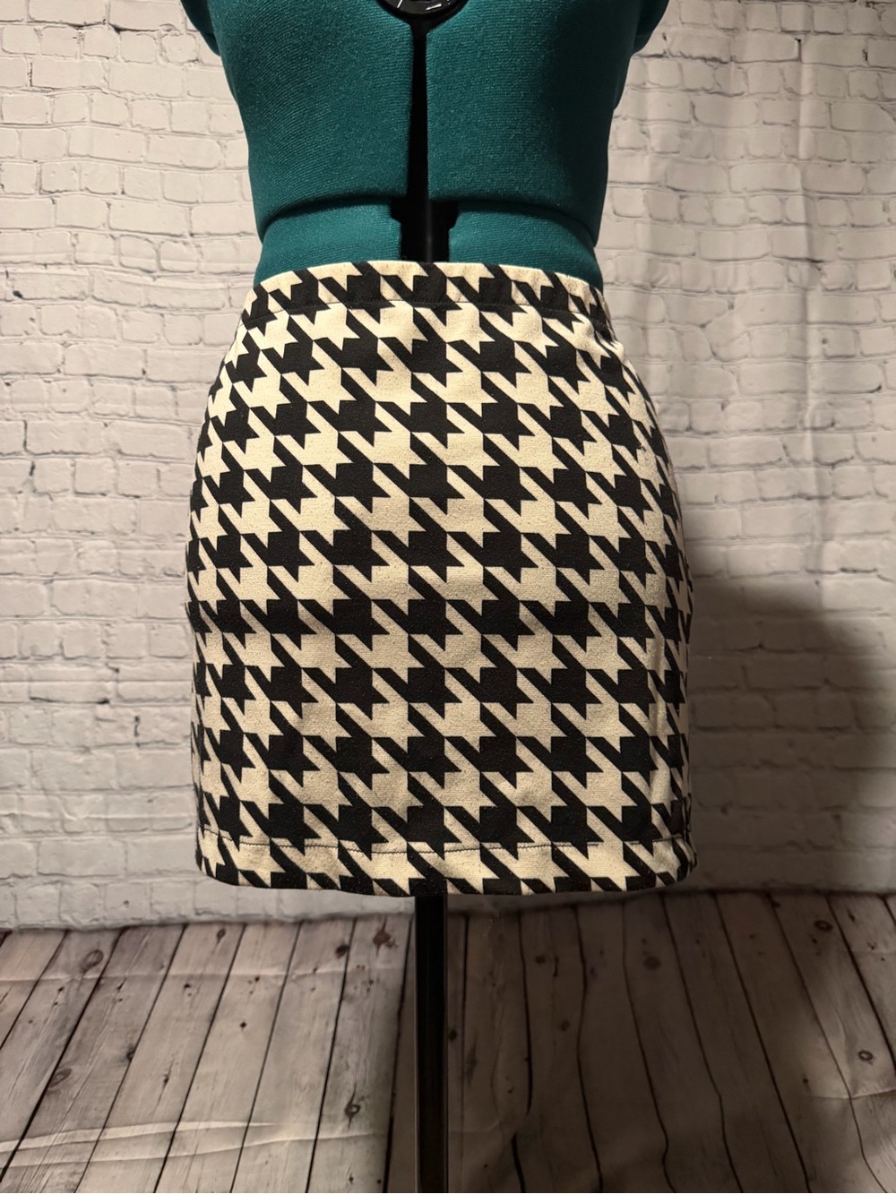 Candie's Black and White Houndstooth Mini Skirt